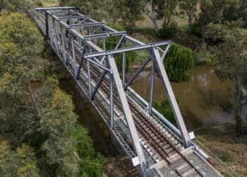 Lachlan River Bridge was modified to allow double-stacked freight trains to pass through. Image: Inland Rail