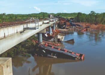 A number of wagons derailed into the Edith River near Katherine in the Northern Territory in December 2011. Image: Australian Transport Safety Bureau
