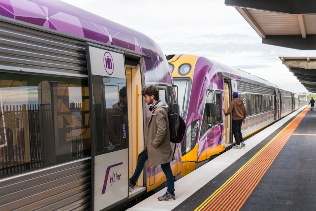 Rail Track Interchanges West Tarneit Station now open
